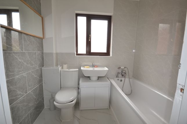 32, Sapphire Close, Dagenham photo 5
