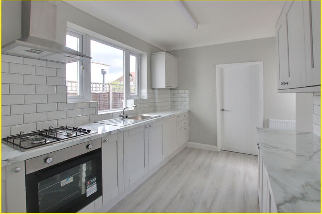Thumbnail Flat for sale in West Way, Croydon
