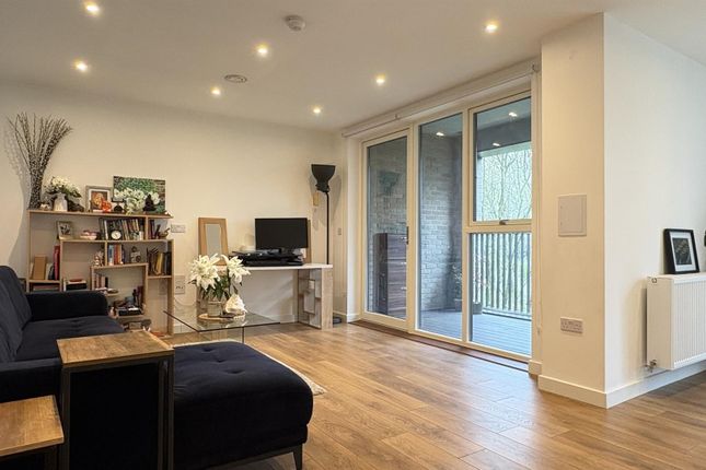 Flat 7, 27 Mahindra Way, London photo 3
