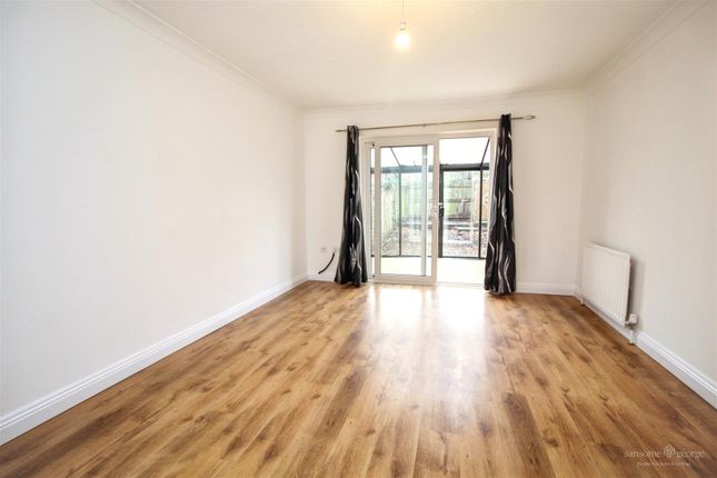 47, Horseshoe Crescent, Reading photo 4