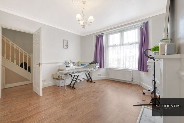 End terrace house for sale in Middleton Avenue, Chingford