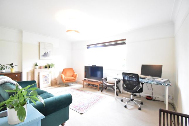 Flat to rent in St. Marks Hill, Surbiton