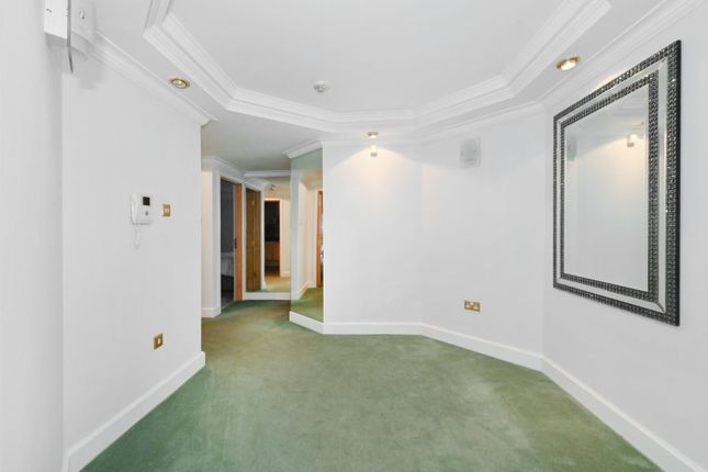 Flat to rent in Regents Park House, Park Road
