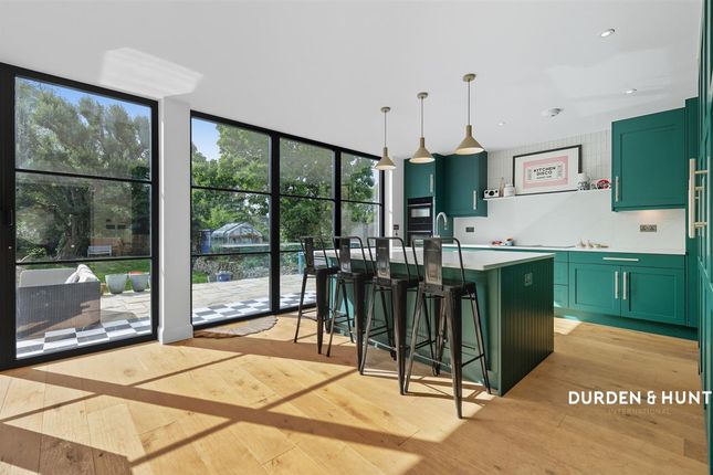 2 The Warren Drive, London photo 4