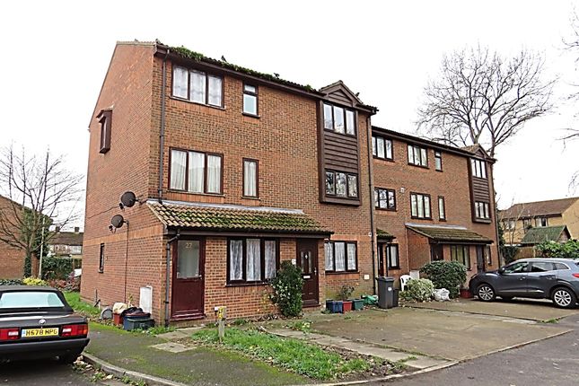 Flat to rent in Barnes Avenue, Southall