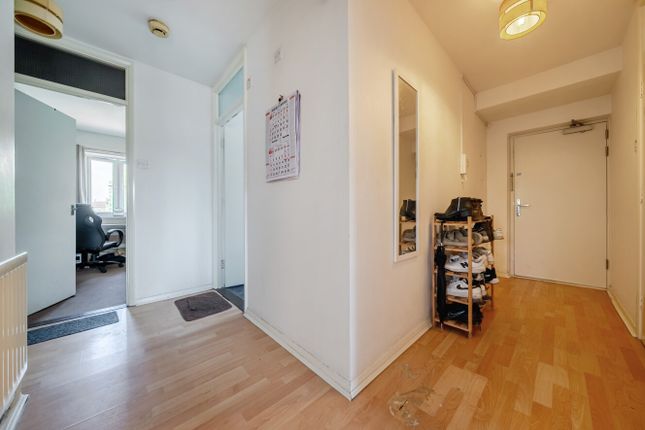 24, Holywell Close, London photo 4