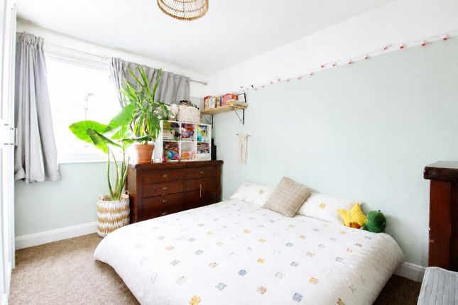 36, Lancaster Close, KINGSTON UPON THAMES photo 4