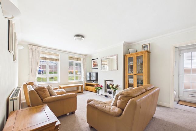 17, Hollygrove, Hertfordshire photo 3