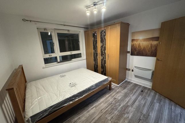Flat 5, Spectrum Tower 2-20, Hainault Street, Ilford photo 3