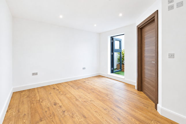 Flat-2 57 H, Bushey Grove Road, London photo 3
