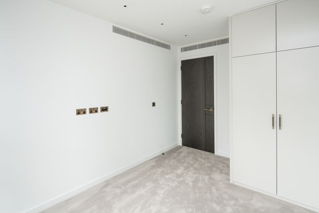 Flat to rent in Carnation Way, London