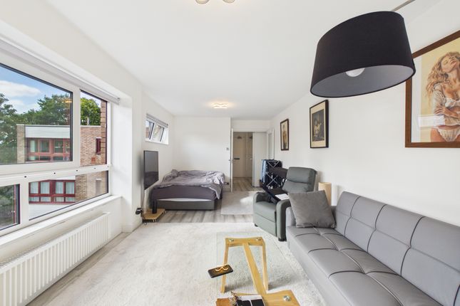 23, Frobisher Court, Ealing photo 4