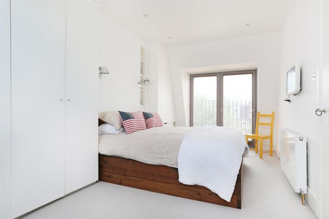 Flat for sale in Gowan Avenue, London