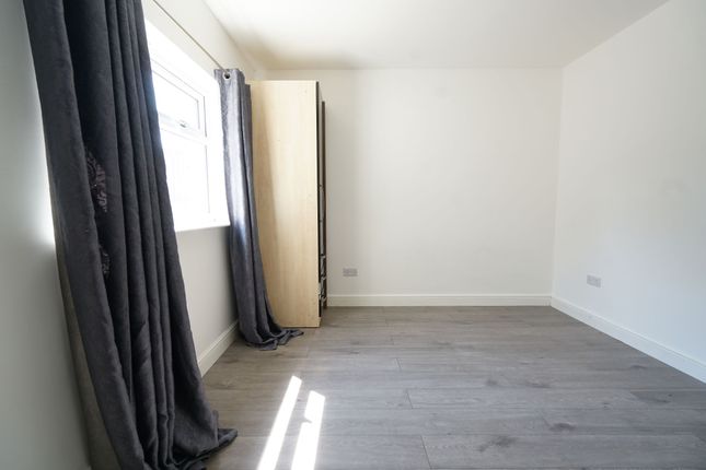 18 Manser Road, Rainham photo 4