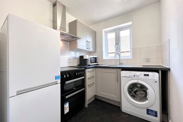 29 Coxwell Gardens, Faringdon photo 2