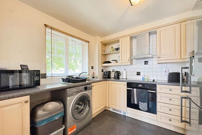 2, Curlew Court, Aldershot photo 4