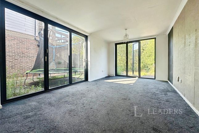7, Willowfield, Essex photo 2