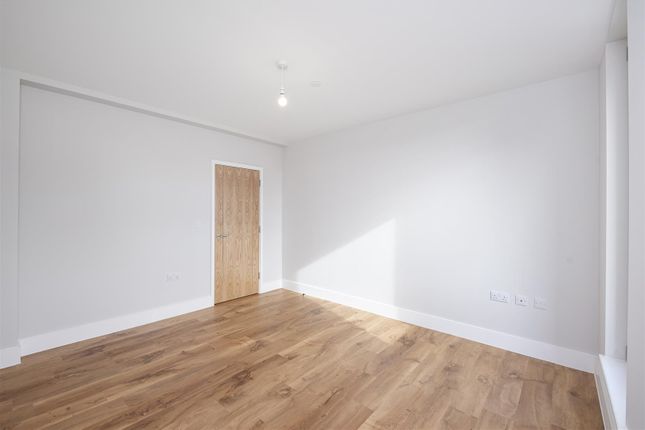 Town house to rent in Boston Road, Hanwell