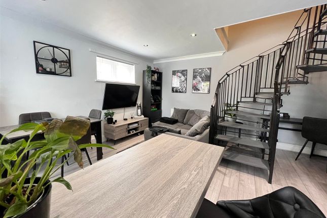 72, Kiln Way, GRAYS photo 3