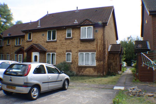 18, Albany Park, Colnbrook photo 4