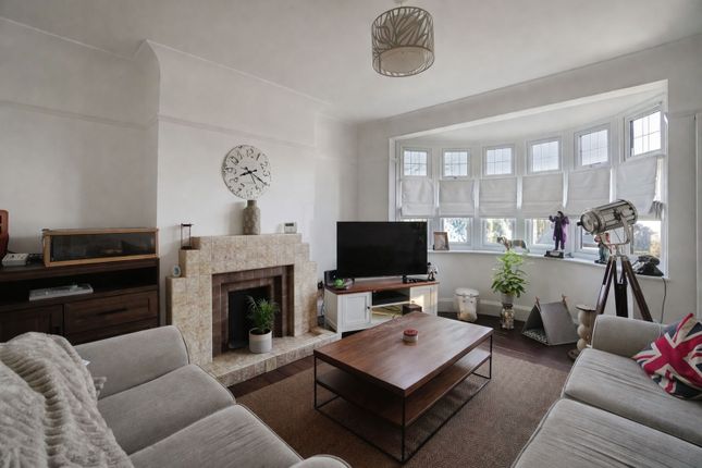 36, Henley Crescent, Westcliff-on-sea photo 2