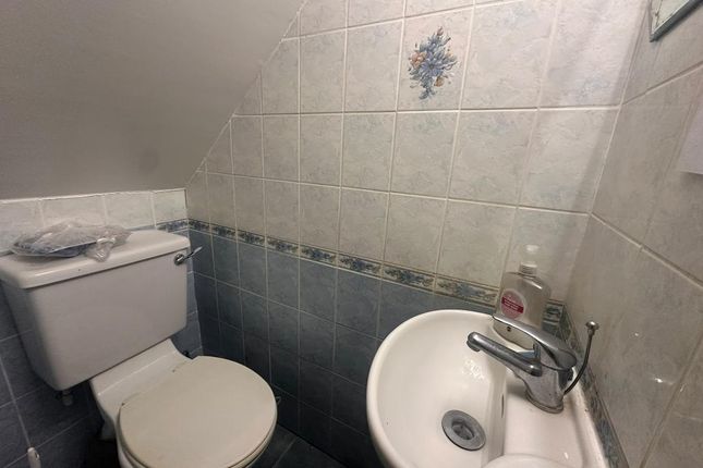 2, Begonia Walk, London photo 2