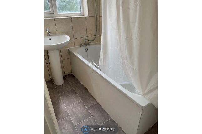 Holden Avenue, Kingsbury, London photo 2