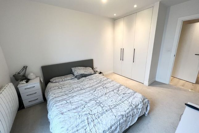 Flat to rent in Pembroke Broadway, Camberley