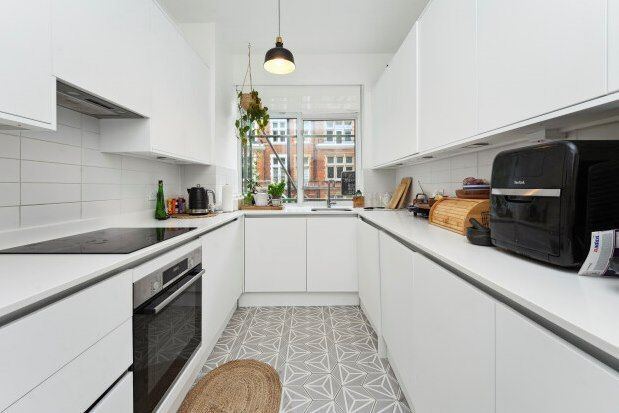 Flat to rent in Palace Court, London