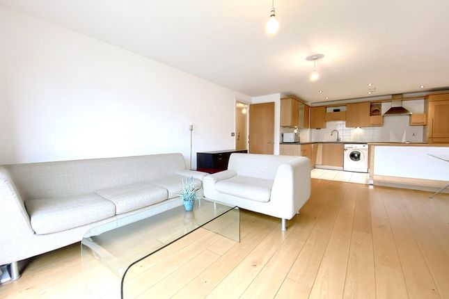 Flat to rent in Horsley Court, Montaigne Close, London