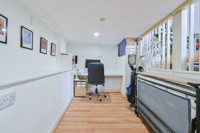 Flat for sale in Goswell Road, Clerkenwell, London