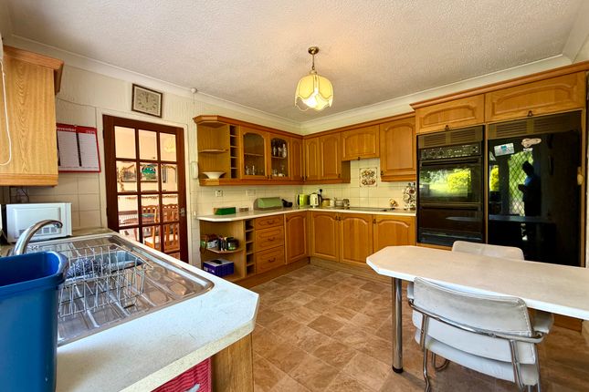 28 Lakeside Gardens, Merthyr Tydfil photo 4