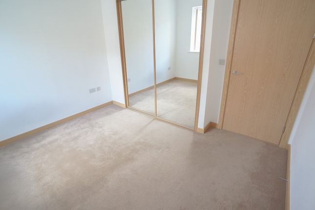 Flat to rent in Manor Road, Wallington, Surrey