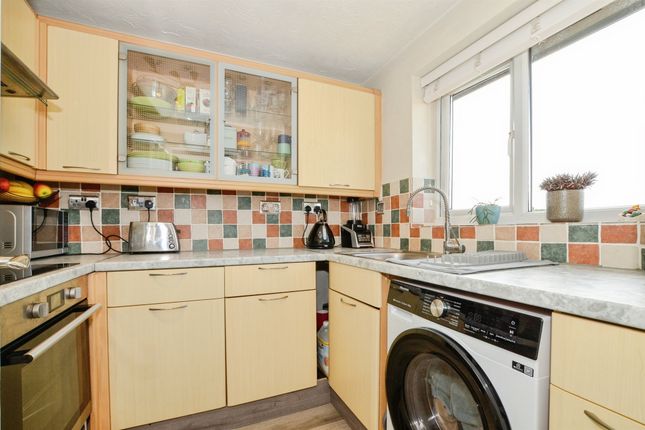 18, Arran House, Pioneer Way, Watford photo 3