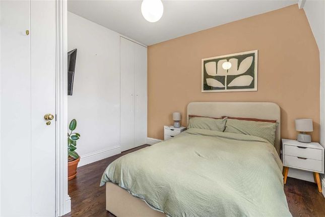 Flat for sale in Pardoner Street, London