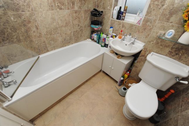 Flat L, 4, Chamberlain House, Ned Lane, Bradford photo 3
