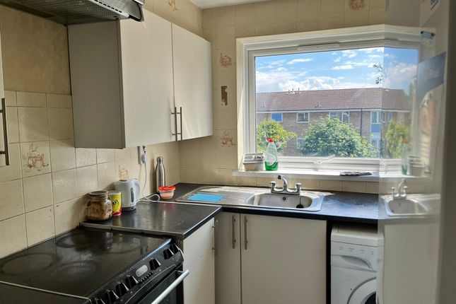 Flat to rent in Dellow Close, Ilford