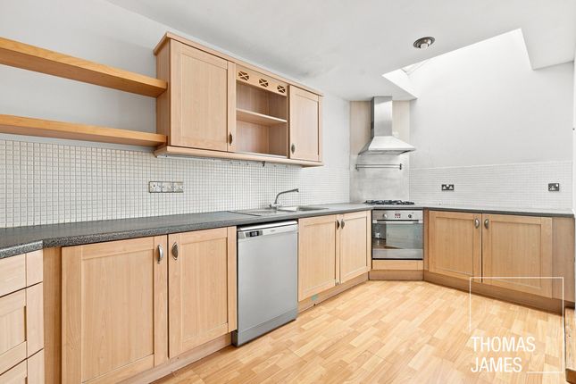 Flat Flat 8, Stangate Lodge, 4 Houndsden Road, London photo 4