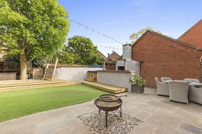 15, Stuchbury Close, Aylesbury photo 3
