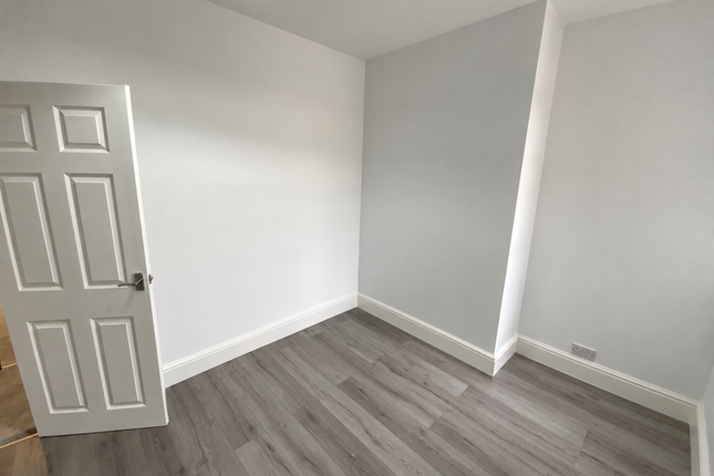 77 West End Avenue, Doncaster photo 3