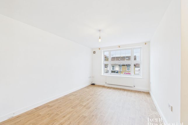 Flat 4, East Court House, Sittingbourne photo 3