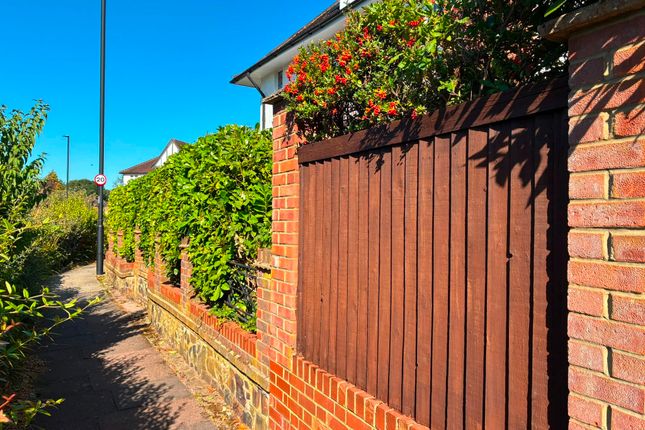 27 Meadway, London photo 4