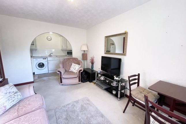 10, Forrest Court, Layton photo 2