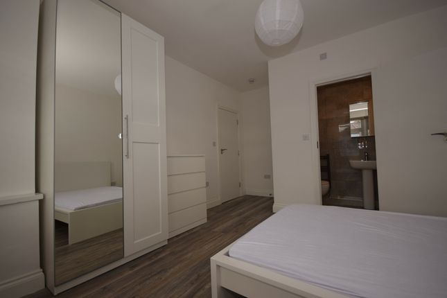 Thumbnail Shared accommodation to rent in Mansfield Road, Ilford