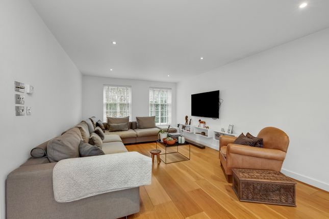 6, Heathfield, Surrey photo 4