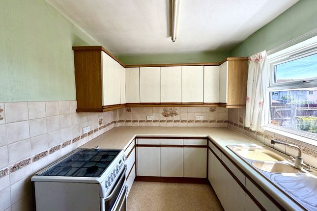16, Stokesby Road, Chessington photo 3