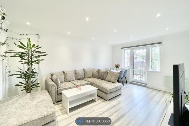 Flat, St Gregorys House Addison Court, Epping photo 3