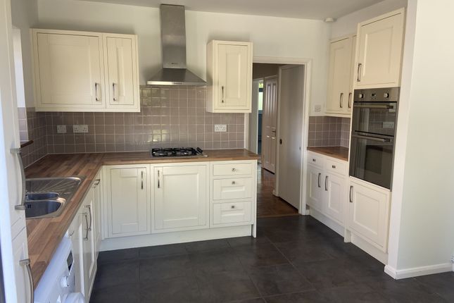 3-bed house on 75, Clockhouse Lane, Romford, £2,100/mo