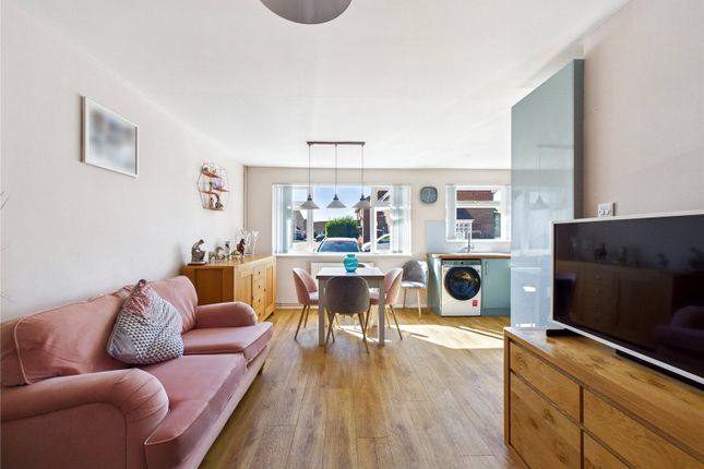 28, The Josselyns, Felixstowe photo 2