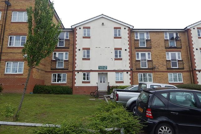 Flat to rent in Dunstable Road, Luton LU4